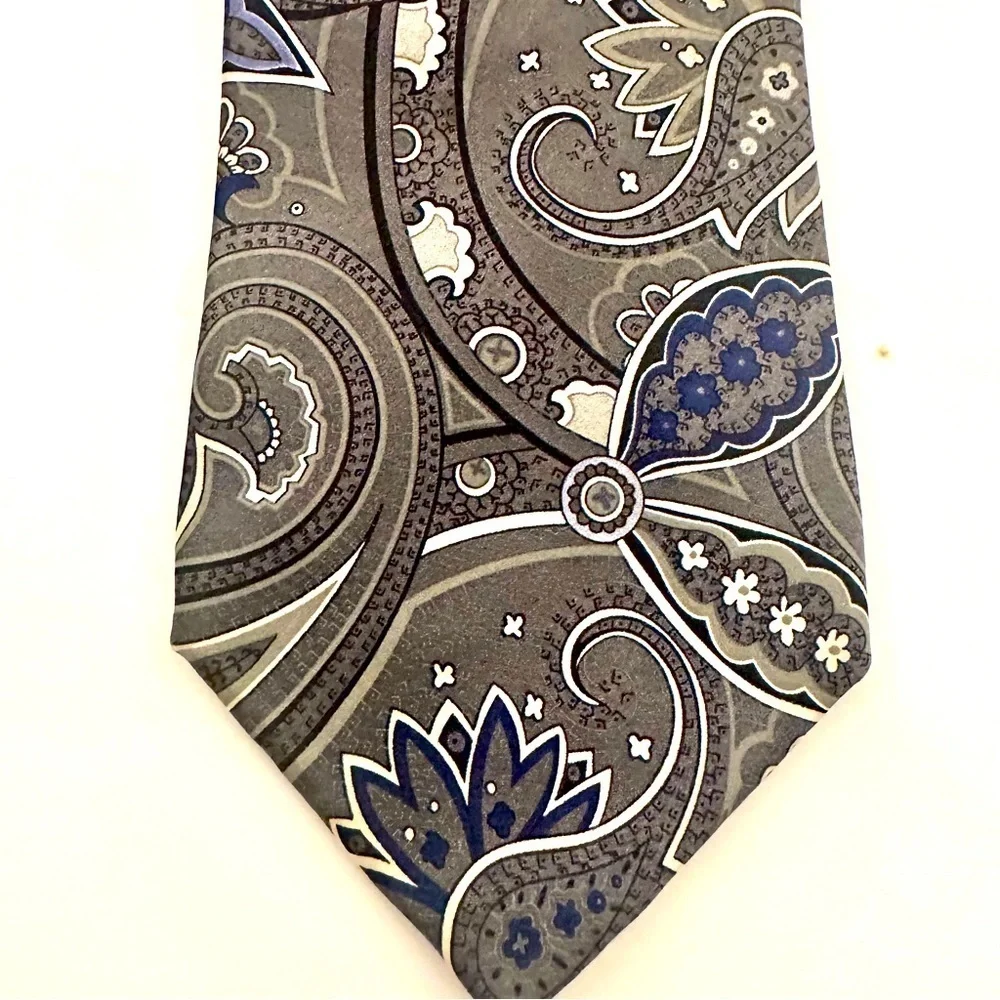 Geoffrey Beene 100% Silk Gray Paisley Tie O/S